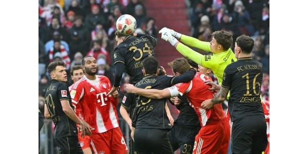 De twee langste ongeslagen reeksen van FC Bayern München werden verbroken door Augsburg De twee langste ongeslagen reeksen van FC Bayern München werden verbroken door Augsburg